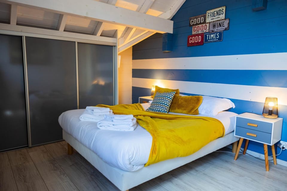 Bed, Bedroom, towels