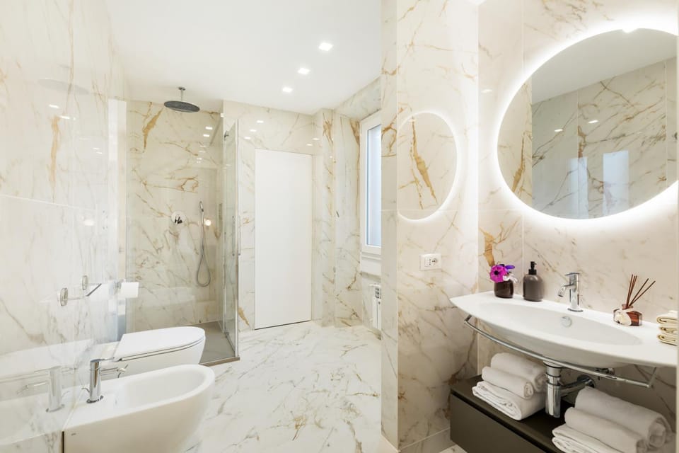 Shower, Toilet, Bathroom, bidet, towels