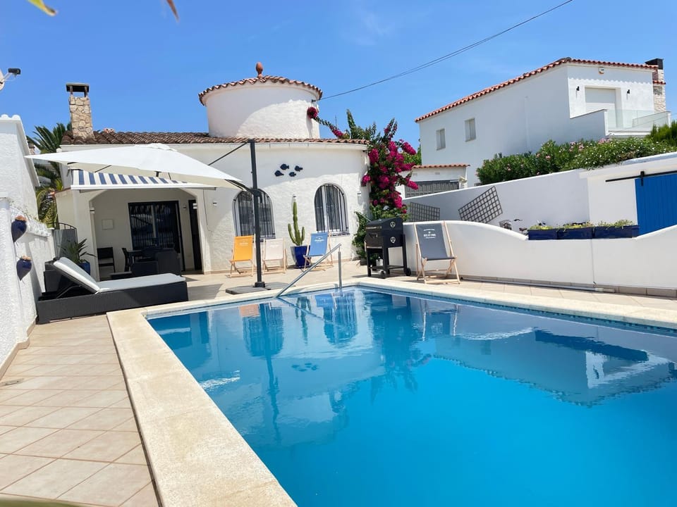 Property building, Patio, Day, BBQ facilities, Pool view, Swimming pool, Swimming pool, sunbed