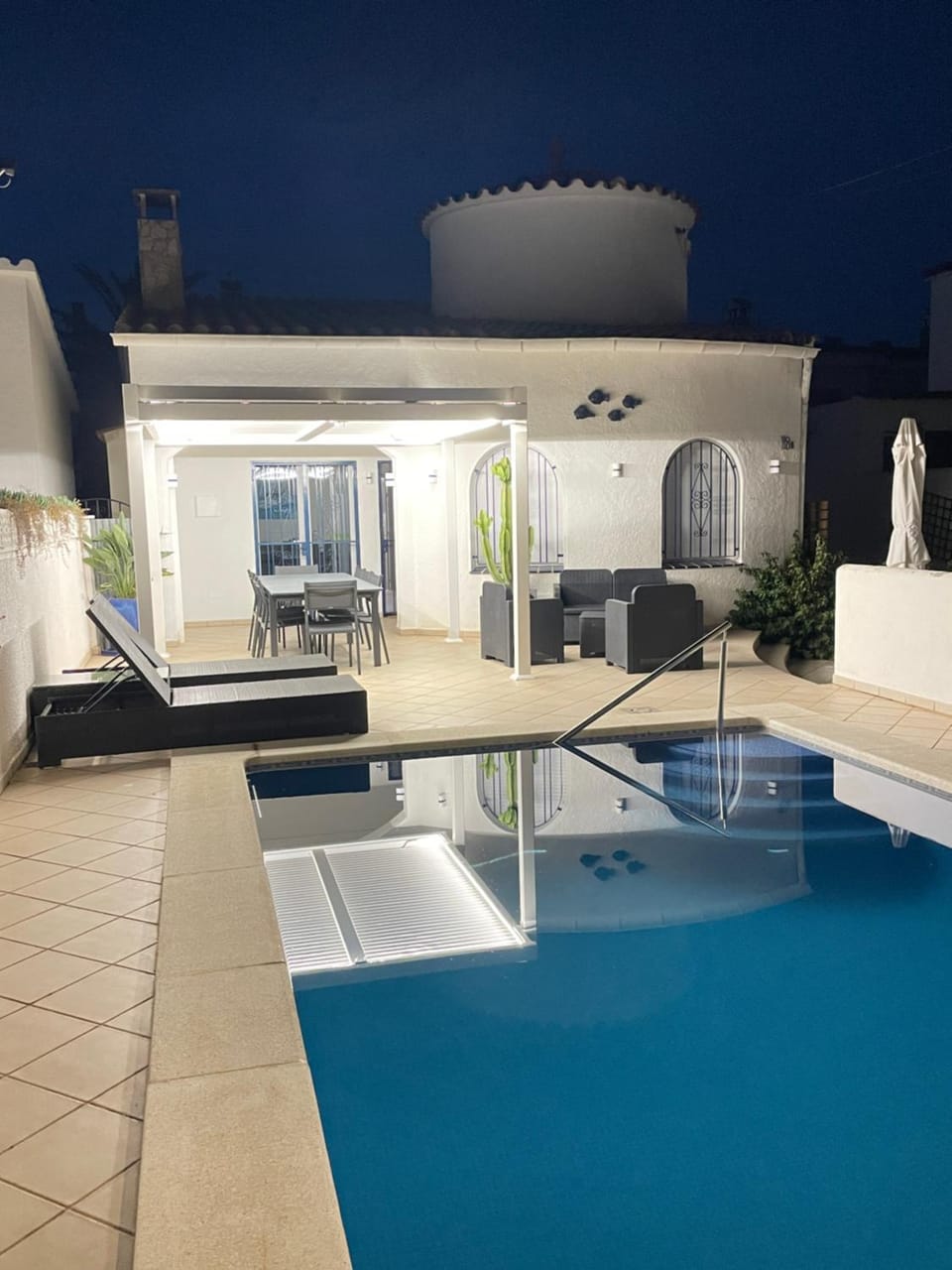 Property building, Dining area, Pool view