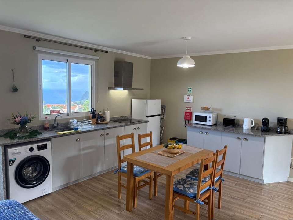 Coffee/tea facilities, Kitchen or kitchenette, Dining area, toaster