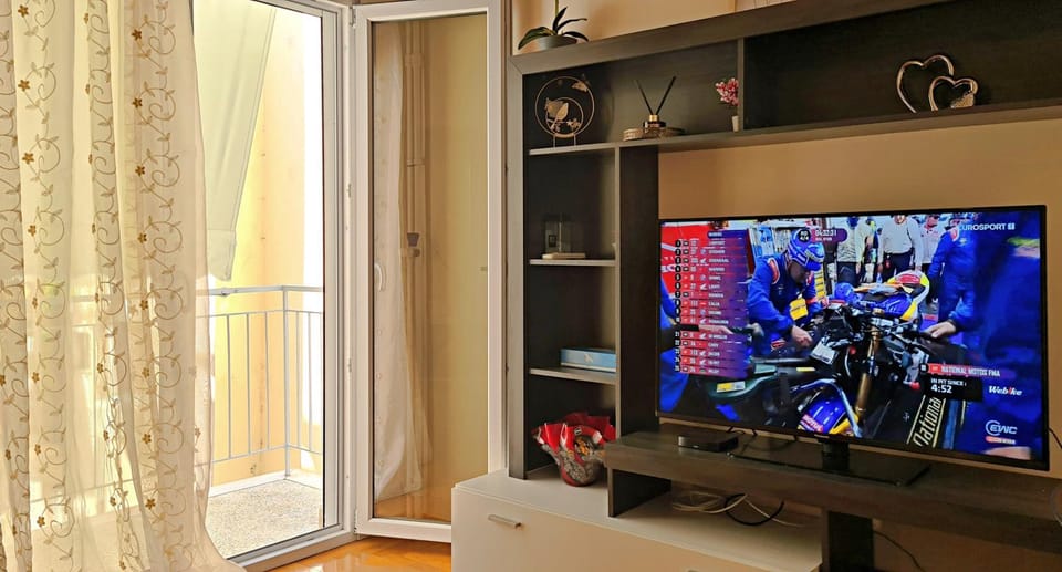 Bed, TV and multimedia, Balcony/Terrace, Seating area