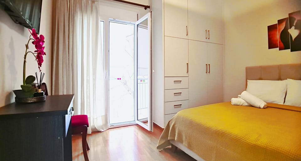 Bed, TV and multimedia, Balcony/Terrace, Bedroom, wardrobe, air conditioner