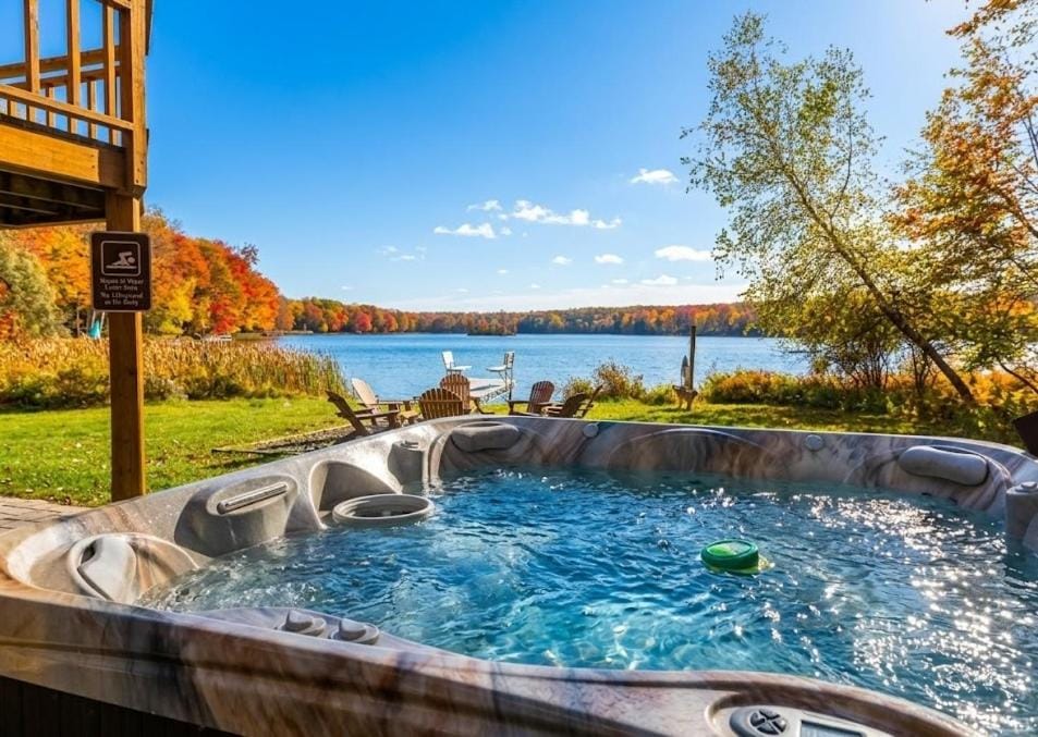 Lake Front Hot Tub Fire Pit Kayaks On Site House in Big Bass Lake