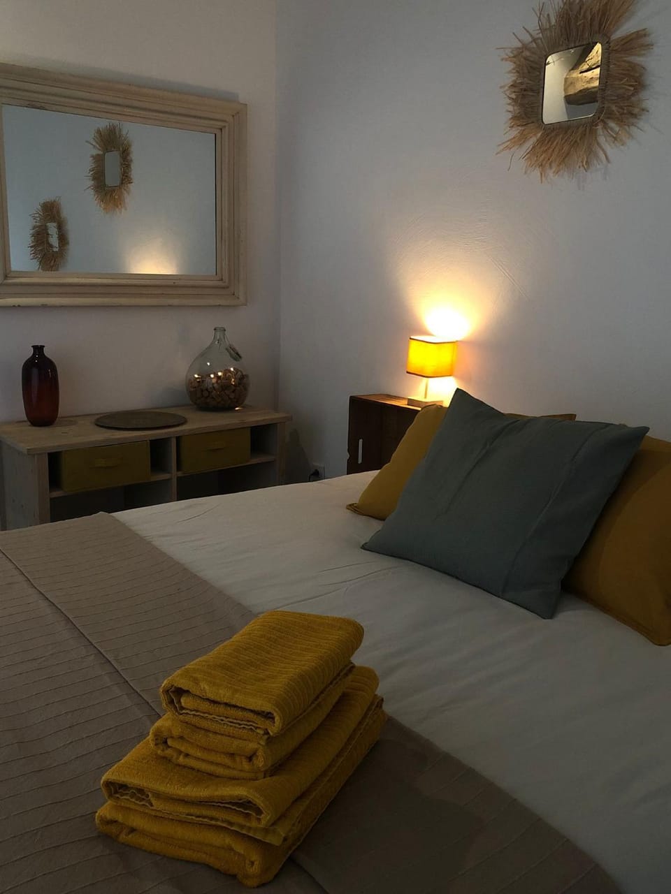Bed, Bedroom, towels