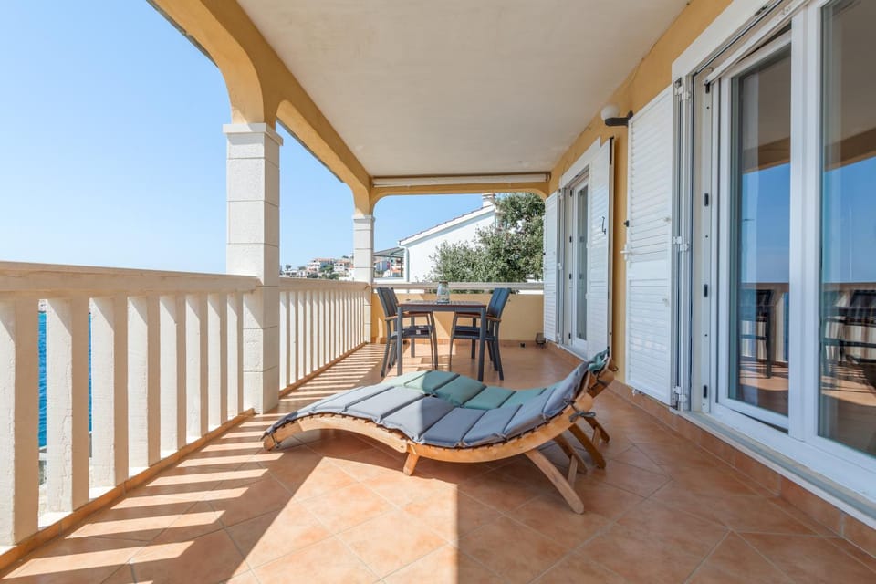 huging the horizon. Apartment in Split-Dalmatia County
