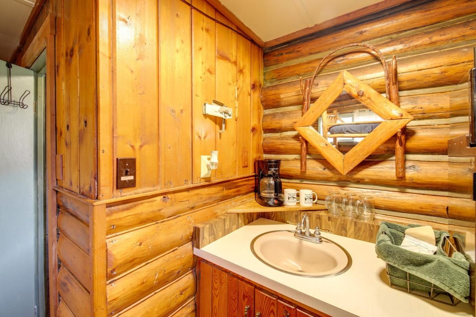 Serene DeBorgia Hideaway: Hiking & Fishing Nearby Apartment in Idaho