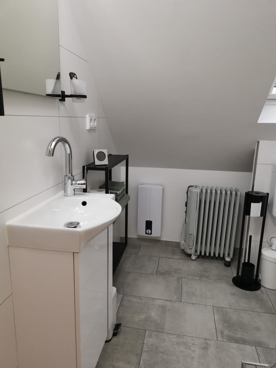 Bathroom, internet