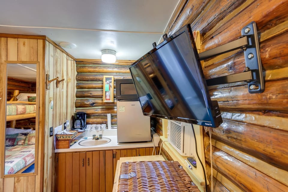Black Diamond Guest Ranch Cabin w/ Lodge Access! Cabin in Idaho