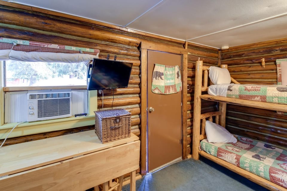 Black Diamond Guest Ranch Cabin w/ Lodge Access! Cabin in Idaho