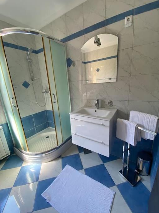 Shower, Bathroom