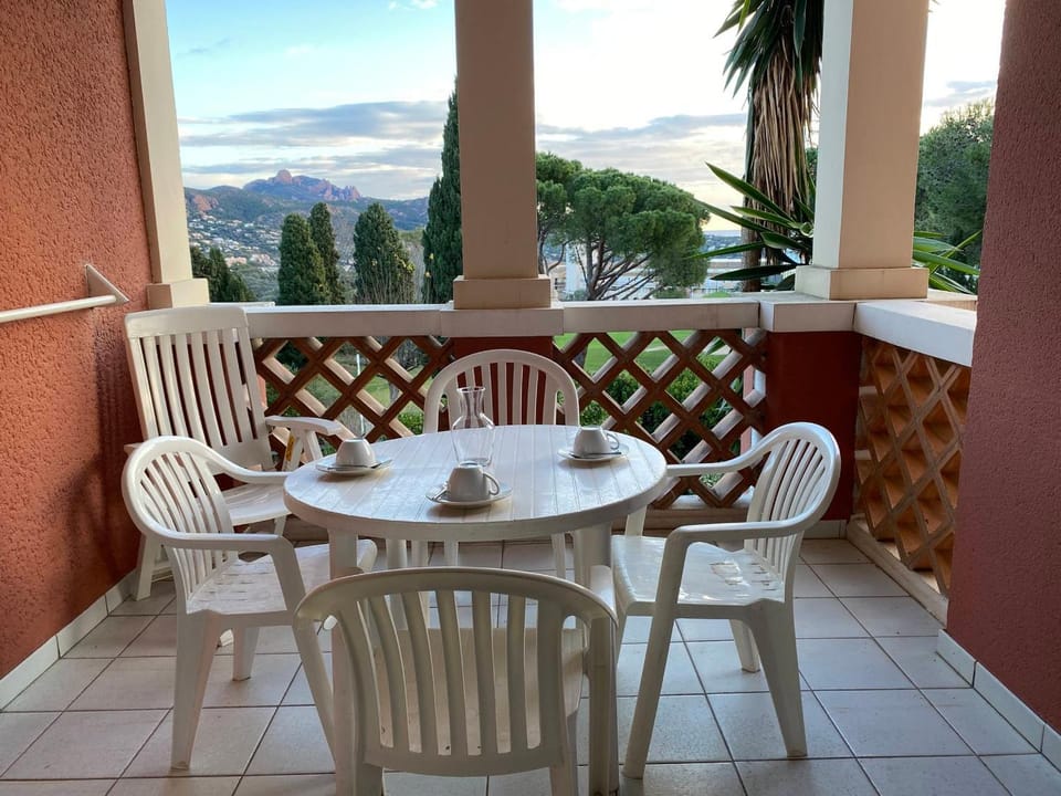 Studio cosy au cœur de Cap Esterel avec balcon et accès piscines - FR-1-504-678 Apartment in Saint-Raphael