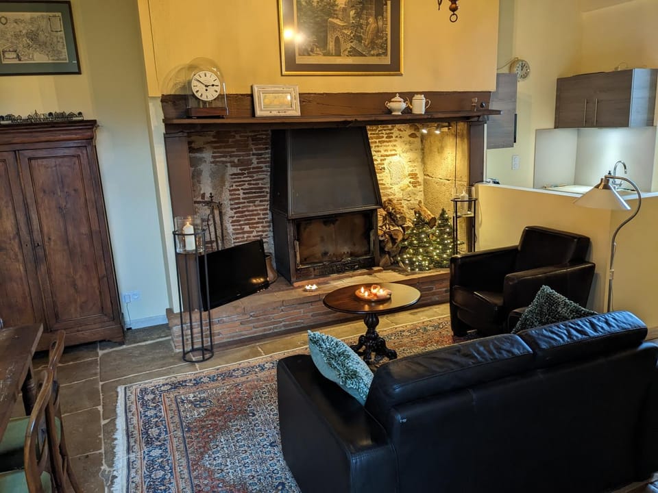 TV and multimedia, Kitchen or kitchenette, Living room, Seating area, Dining area, flat iron