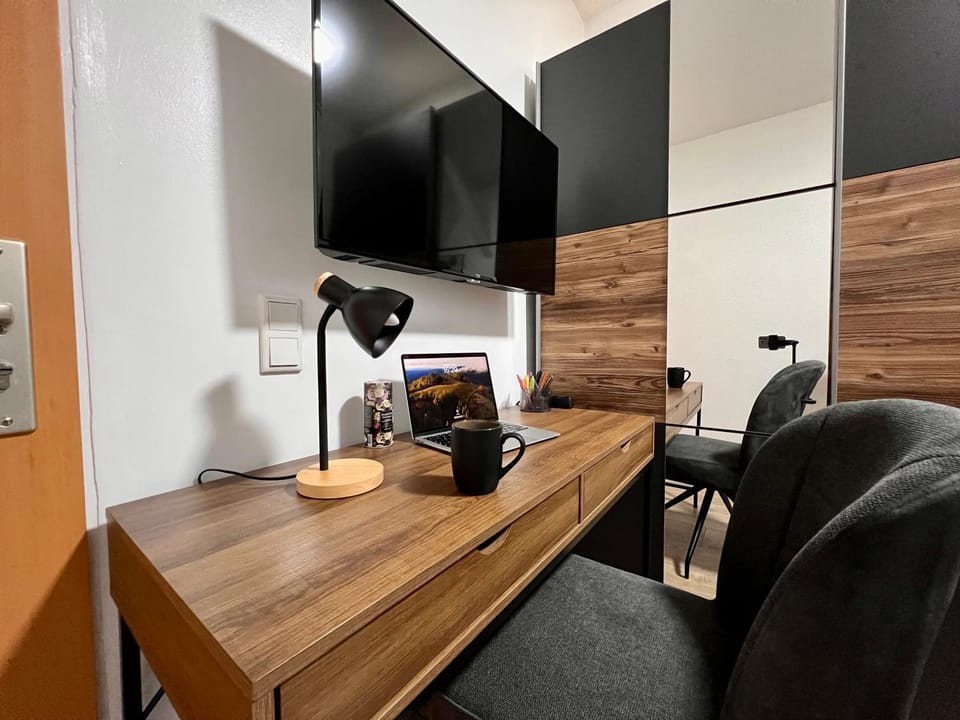 Communal lounge/ TV room, TV and multimedia, Living room, Seating area, Evening entertainment, hair dresser