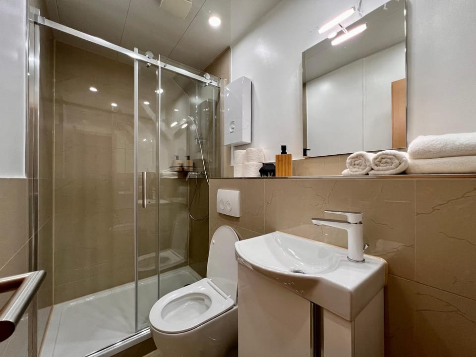 Shower, Toilet, Bathroom, towels