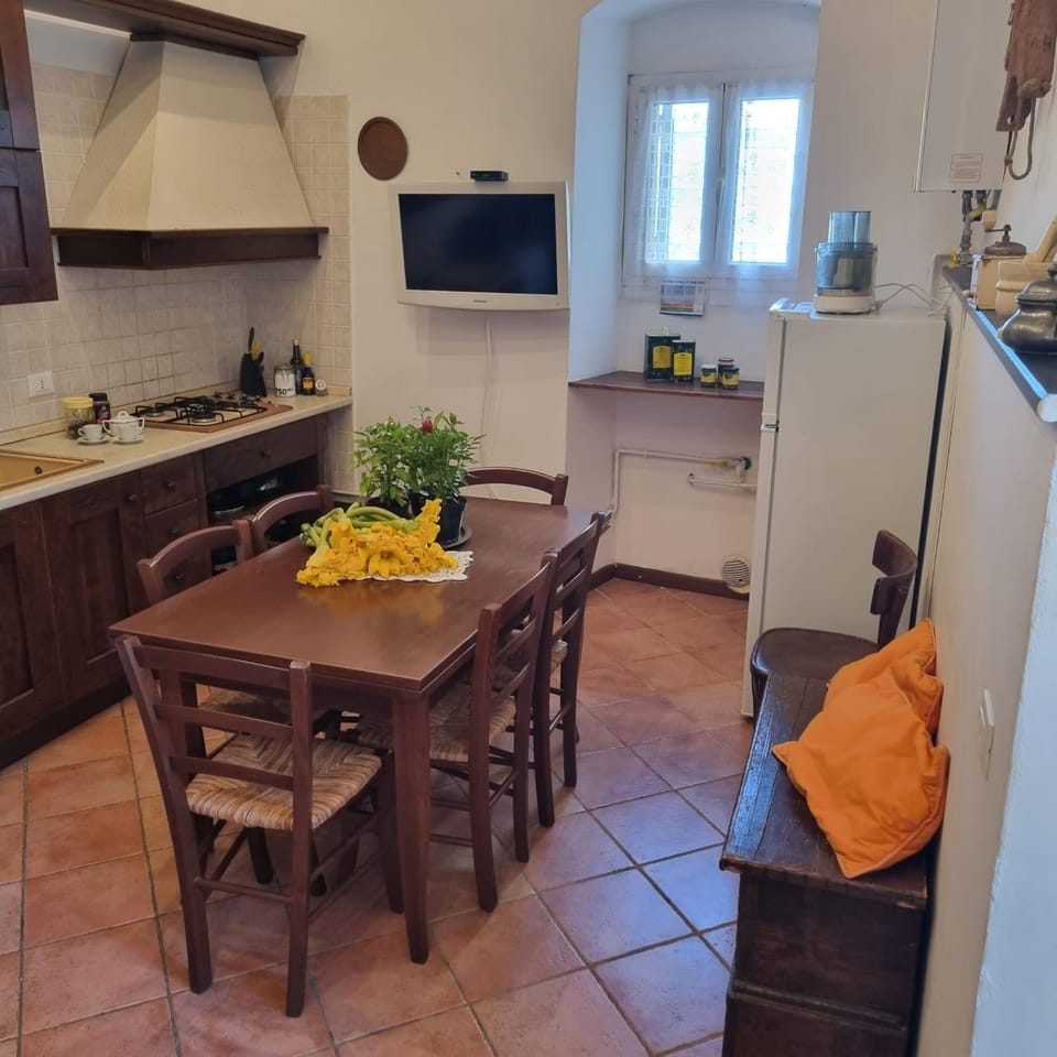 Kitchen or kitchenette, Dining area, pet friendly, stove