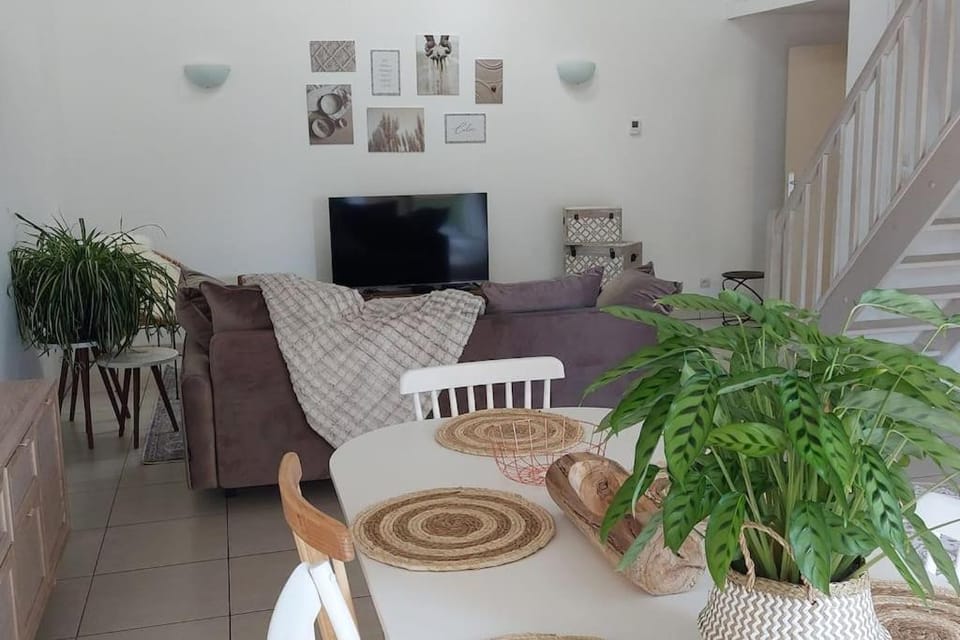 Communal lounge/ TV room, TV and multimedia, Living room