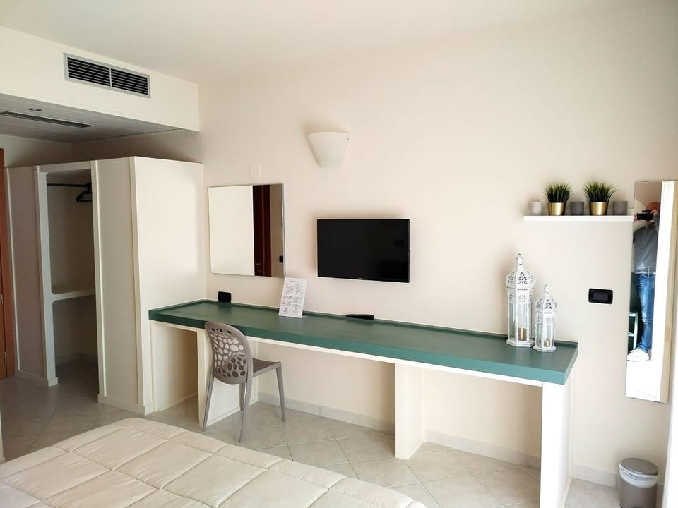 TV and multimedia, Photo of the whole room, Bedroom