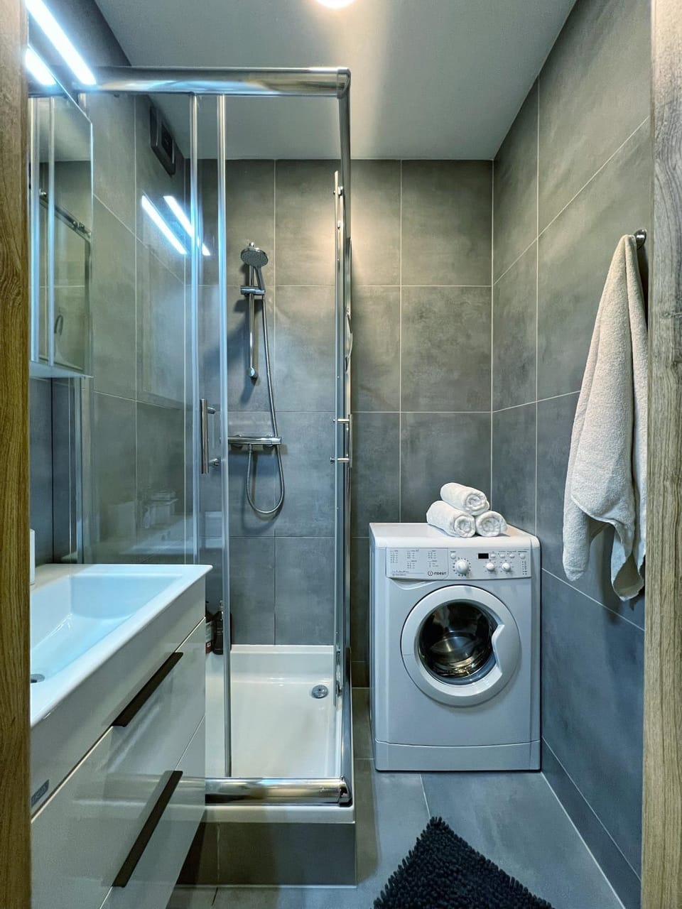 Shower, Bathroom, towels, washing machine