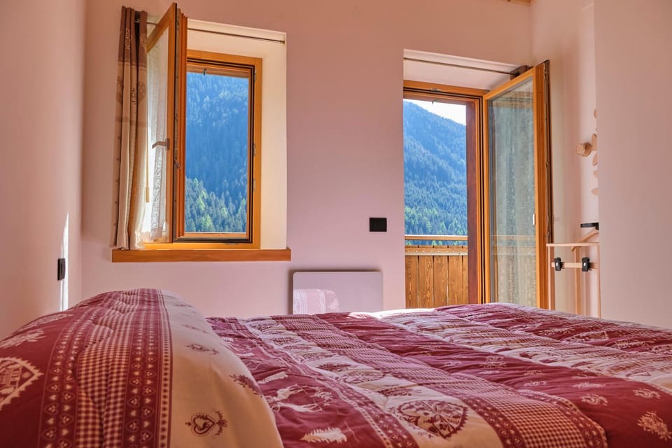 Bed, Natural landscape, Photo of the whole room, Bedroom, Mountain view