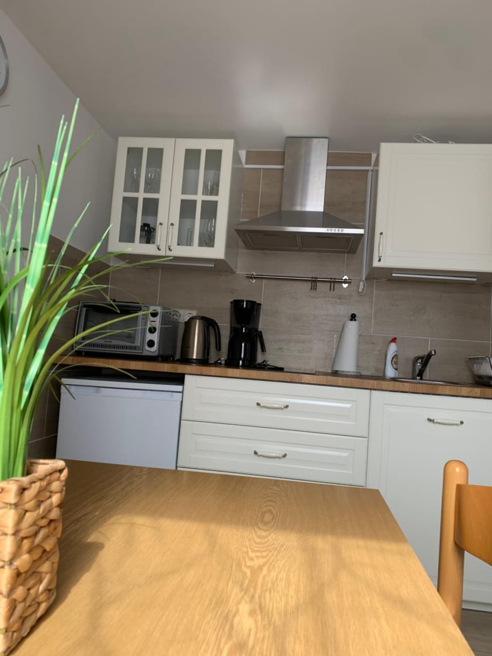 Coffee/tea facilities, Kitchen or kitchenette, stove