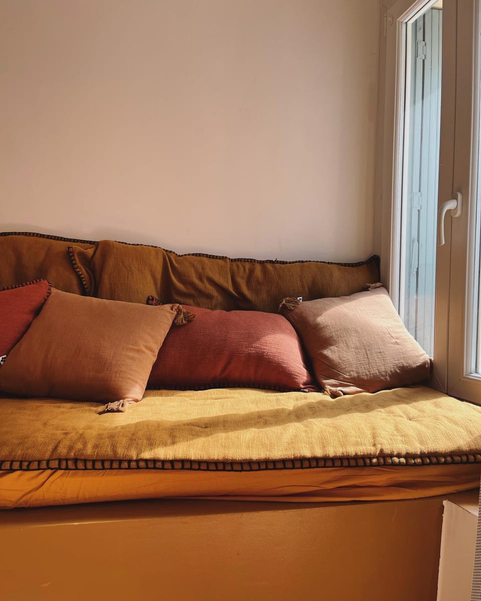 Bed, Living room