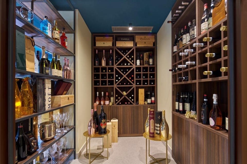 Lounge or bar, Drinks, Alcoholic drinks