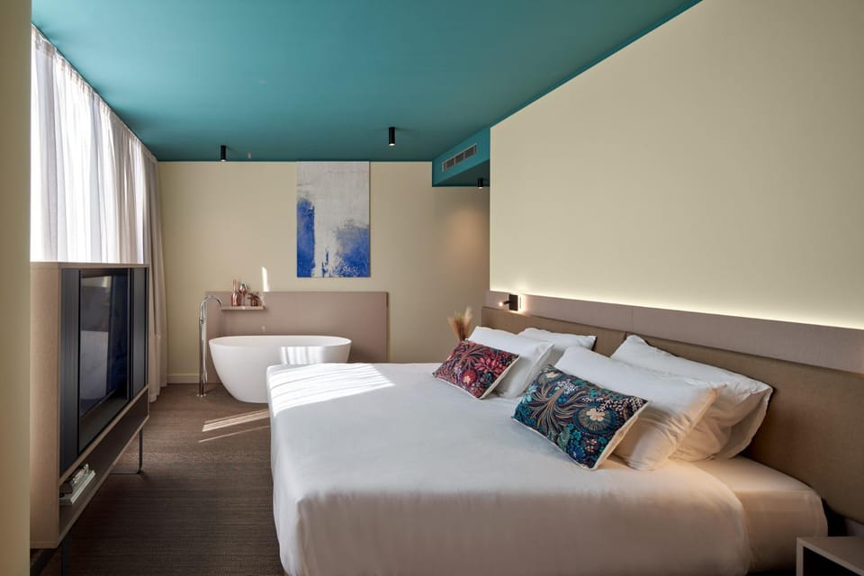 TV and multimedia, Photo of the whole room, Bedroom