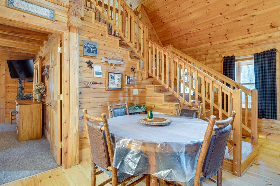 Pet-Friendly Cabin w/ Loft: 5 Mi to Lake Lure! Cabin in Lake Lure