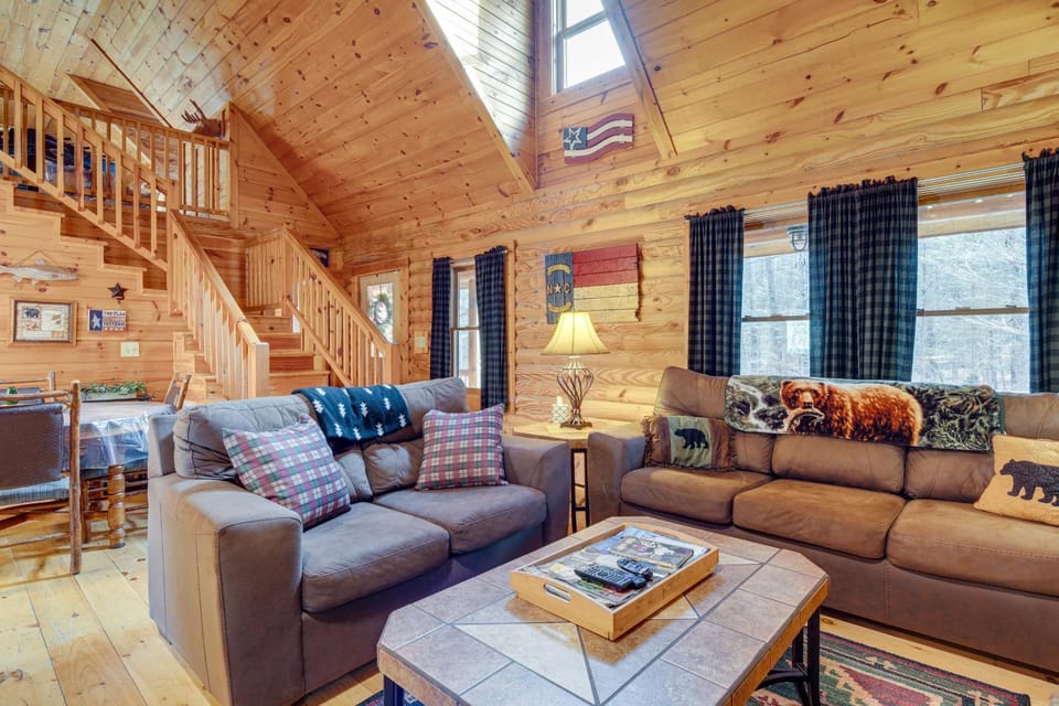 Pet-Friendly Cabin w/ Loft: 5 Mi to Lake Lure! Cabin in Lake Lure