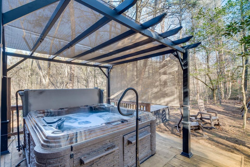 Pet-Friendly Cabin w/ Loft: 5 Mi to Lake Lure! Cabin in Lake Lure