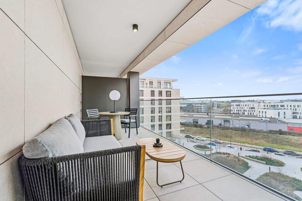 Property building, Day, View (from property/room), Balcony/Terrace, Seating area, City view