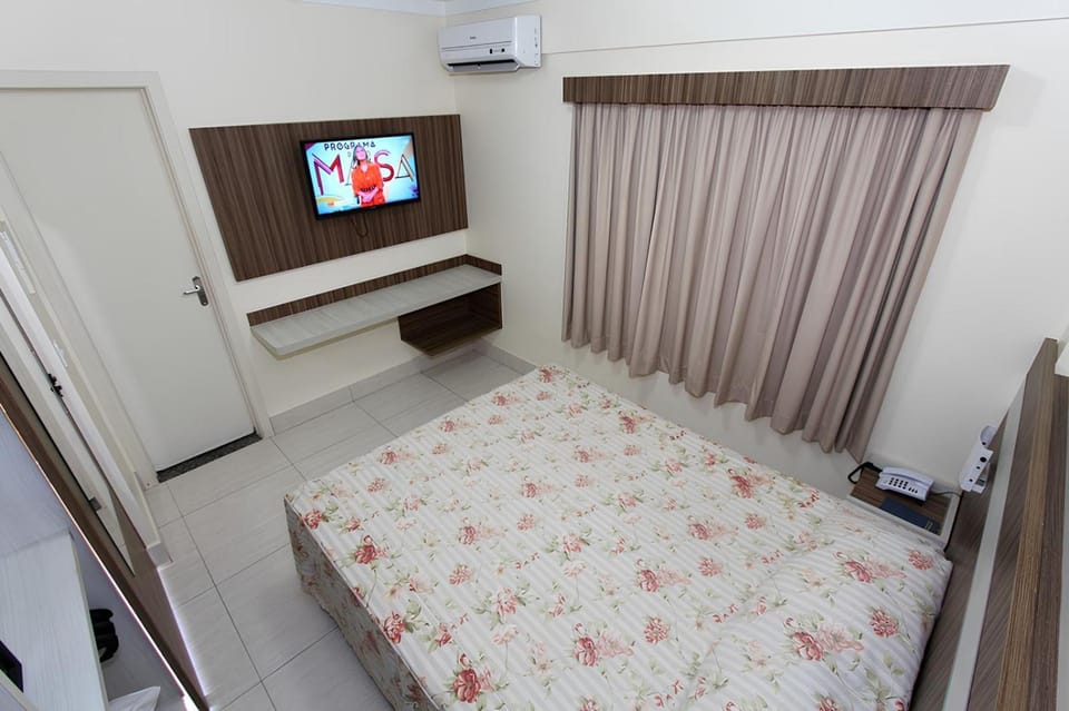 Bed, TV and multimedia, Photo of the whole room, Bedroom, air conditioner
