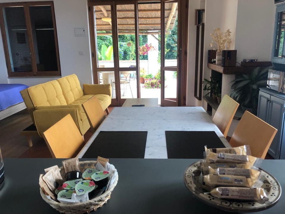 Living room, Food and drinks, Seating area, Dining area