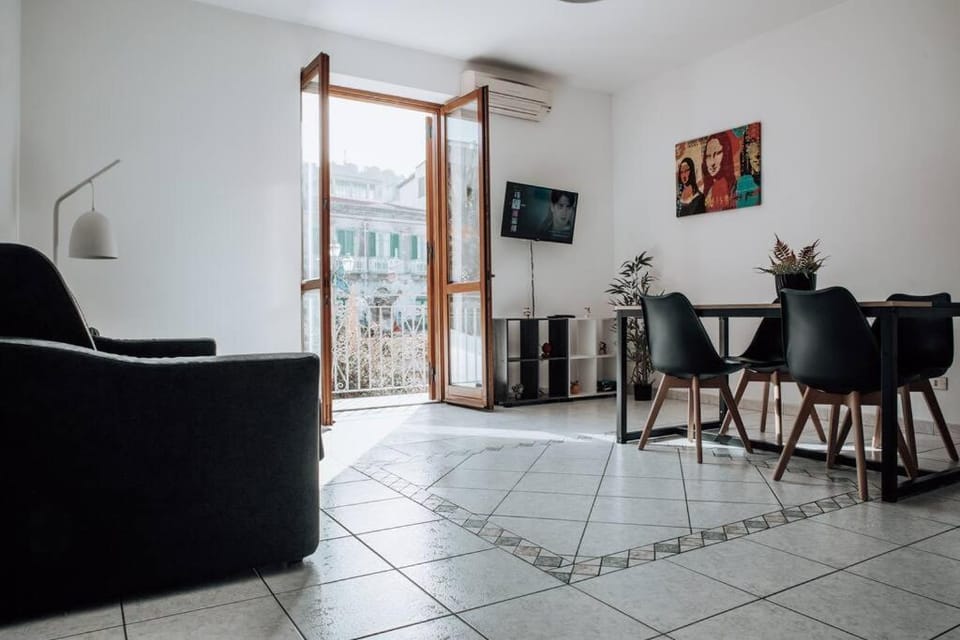 Communal lounge/ TV room, TV and multimedia, Kitchen or kitchenette, Living room, Seating area, Dining area, Evening entertainment