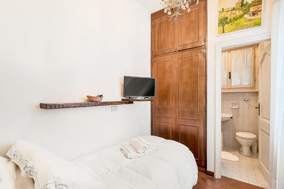 Toilet, Bed, Bathroom, TV and multimedia, Photo of the whole room, Bedroom, towels