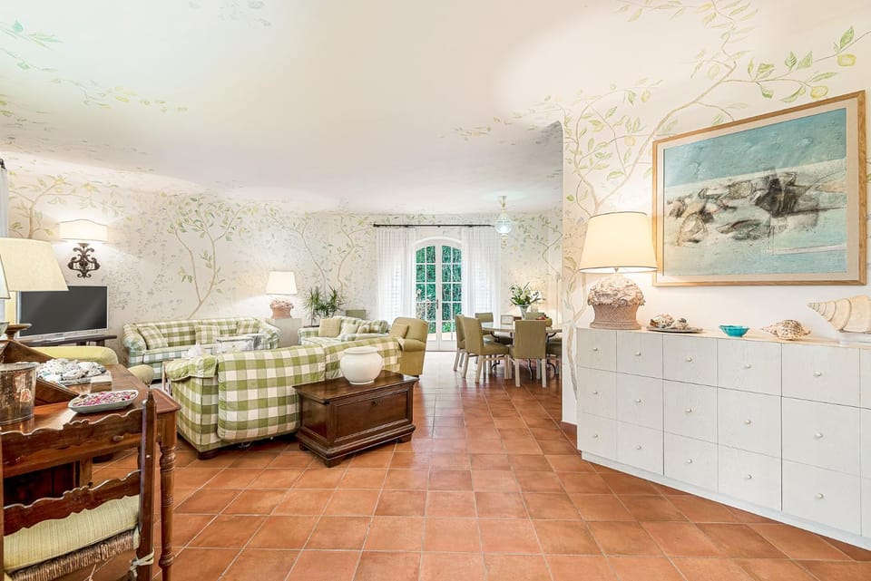 TV and multimedia, Living room, Seating area, Dining area