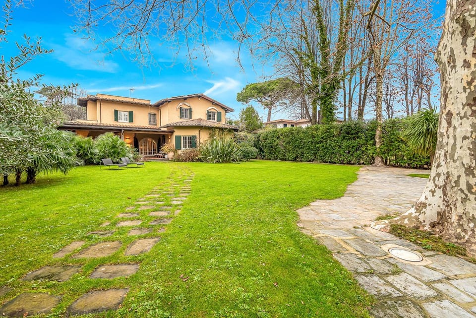 Property building, Day, Natural landscape, Garden, Garden view, sunbed