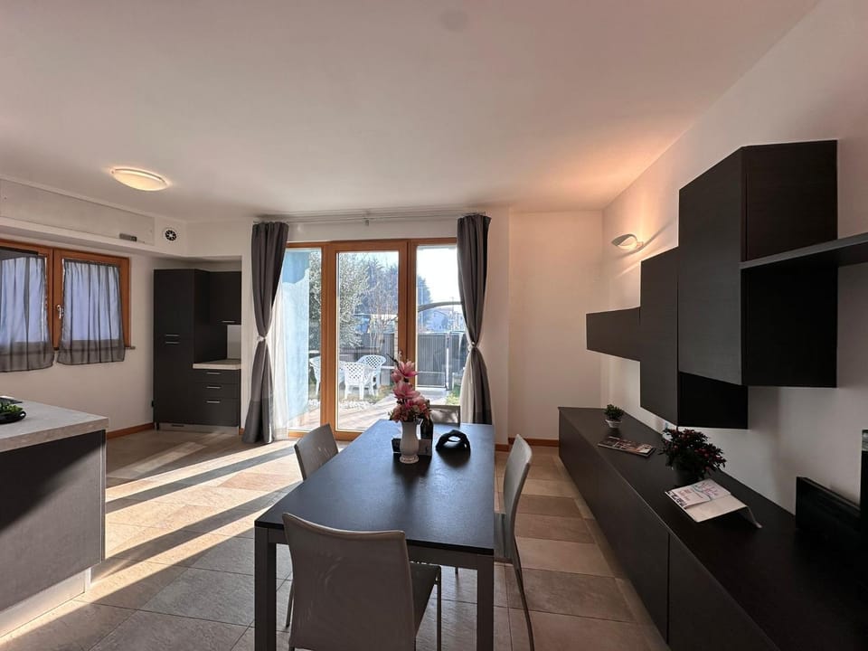 Communal lounge/ TV room, TV and multimedia, Living room, Seating area, Dining area