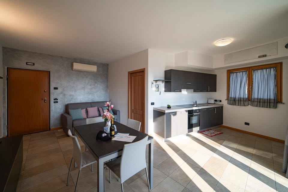 Kitchen or kitchenette, Seating area, Dining area