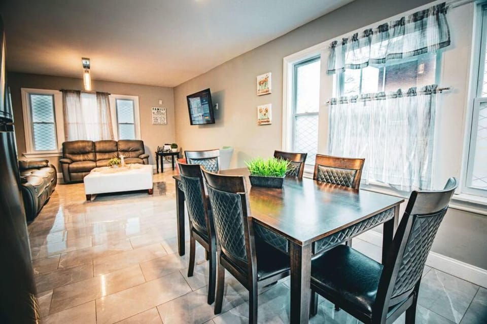 Comfortable 3BR, 1 Bath close to the falls Apartment in Niagara Falls