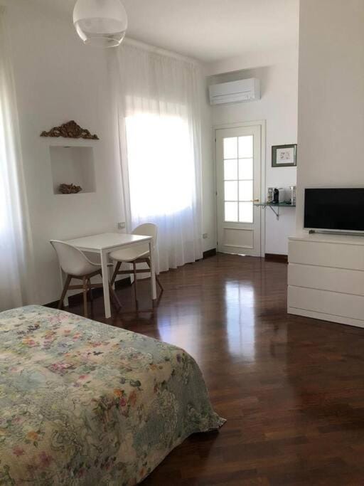 Bed, TV and multimedia, Evening entertainment, Bedroom, hair dresser, air conditioner