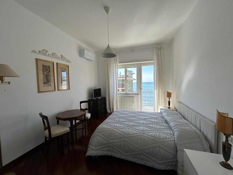 Bed, TV and multimedia, View (from property/room), Bedroom, Sea view