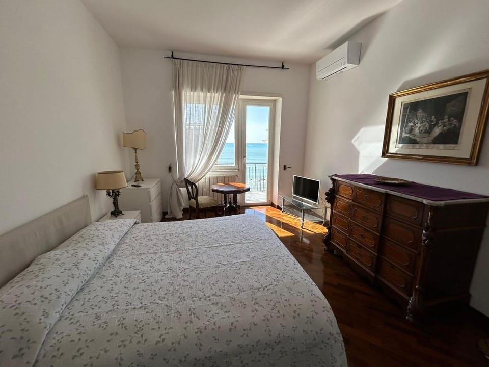 Bed, TV and multimedia, View (from property/room), Bedroom, Sea view, air conditioner