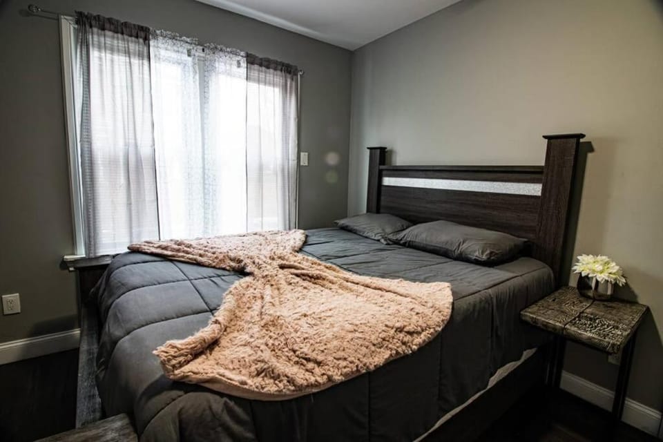 Quaint 3BR, 1 Bath near the falls Apartment in Niagara Falls