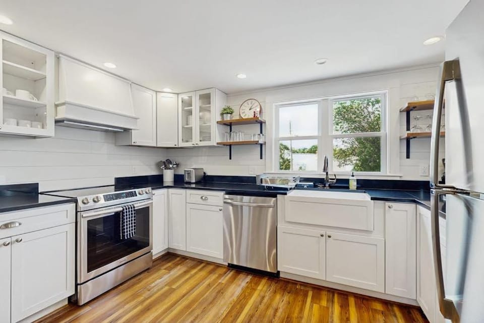 Kitchen or kitchenette, dishwasher, oven, toaster, kitchen