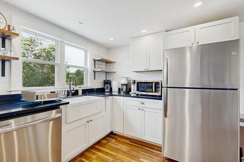 Kitchen or kitchenette, dishwasher, oven, toaster, kitchen