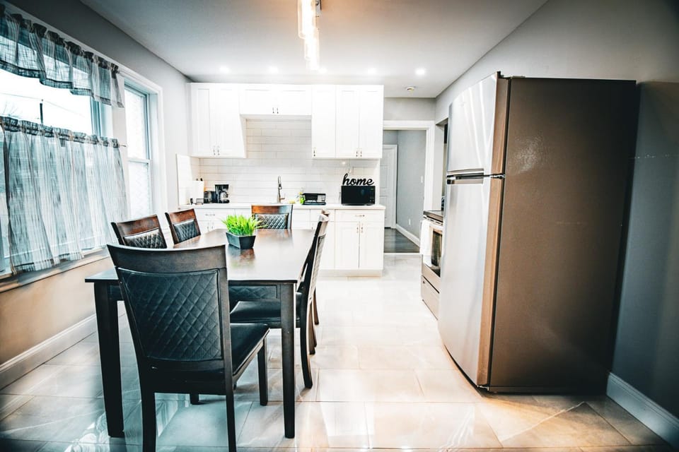 The Horseshoe Villa 6br 2 Bath near the falls House in Niagara Falls