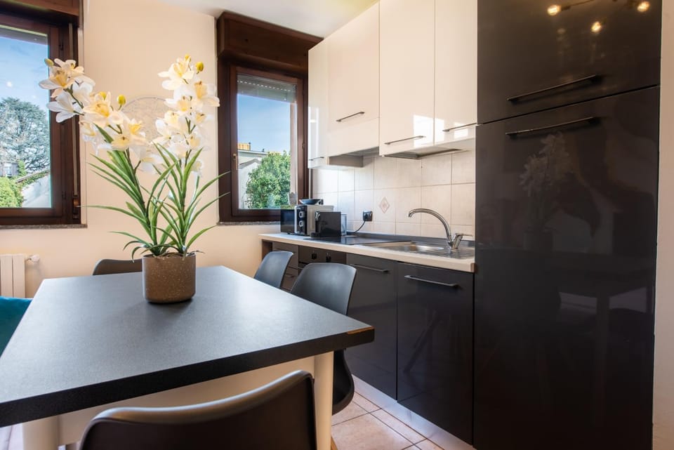 Kitchen or kitchenette, Dining area, stove