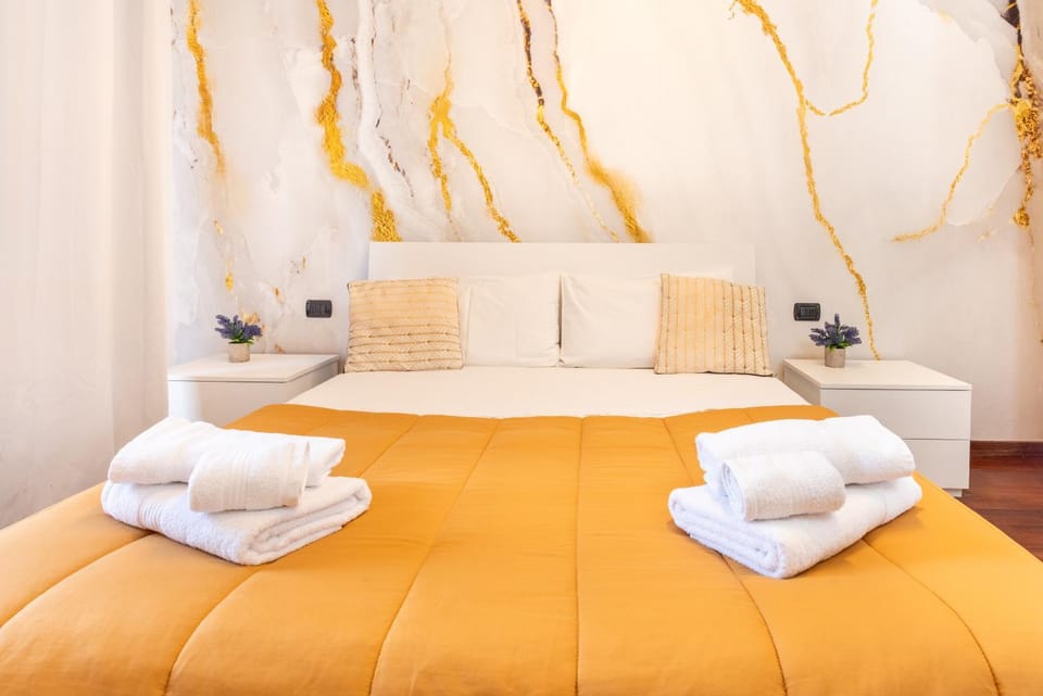 Bed, Photo of the whole room, Bedroom, towels